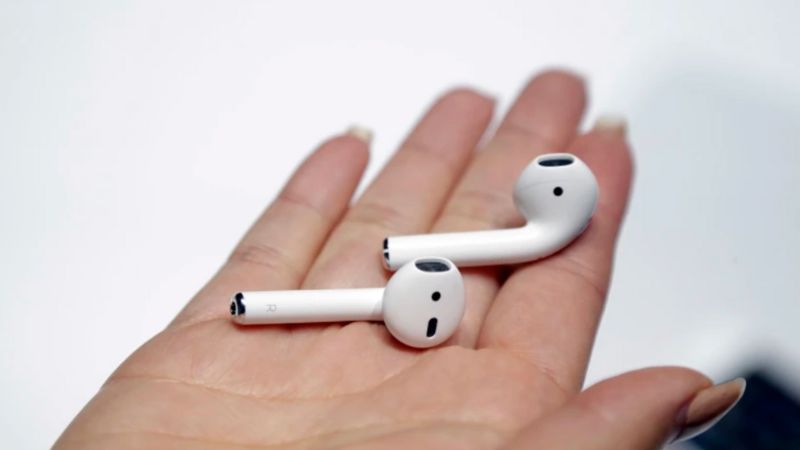 Chiếc AirPods thế hệ 2 ra mắt vào năm 2019, khoảng 3 năm sau khi AirPods đầu tiên ra mắt