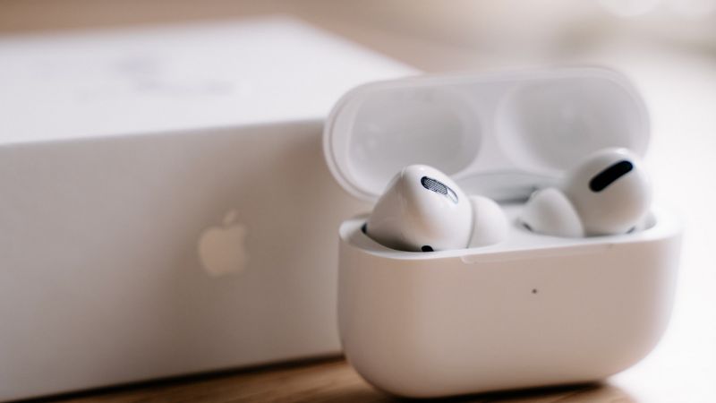 Vào năm 2022, Apple cũng đã giới thiệu phiên bản thế hệ thứ 2 của dòng sản phẩm AirPods Pro