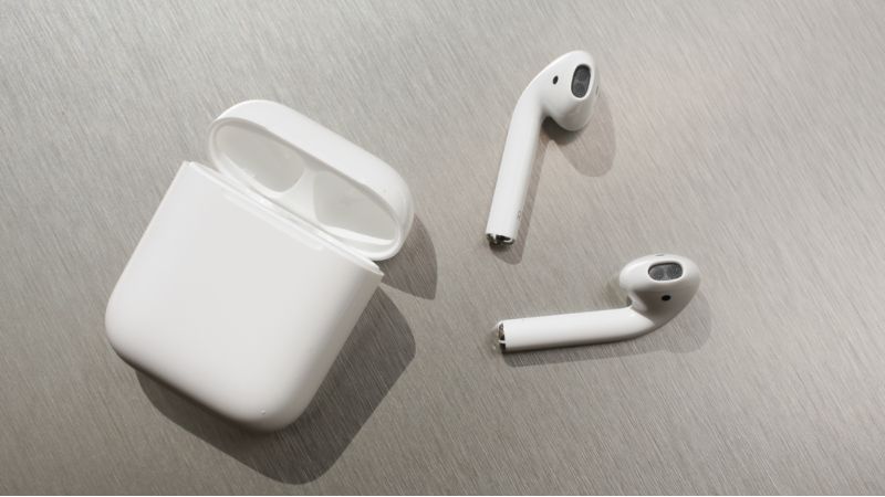 AirPods thế hệ đầu tiên có thiết kế gần giống với EarPods