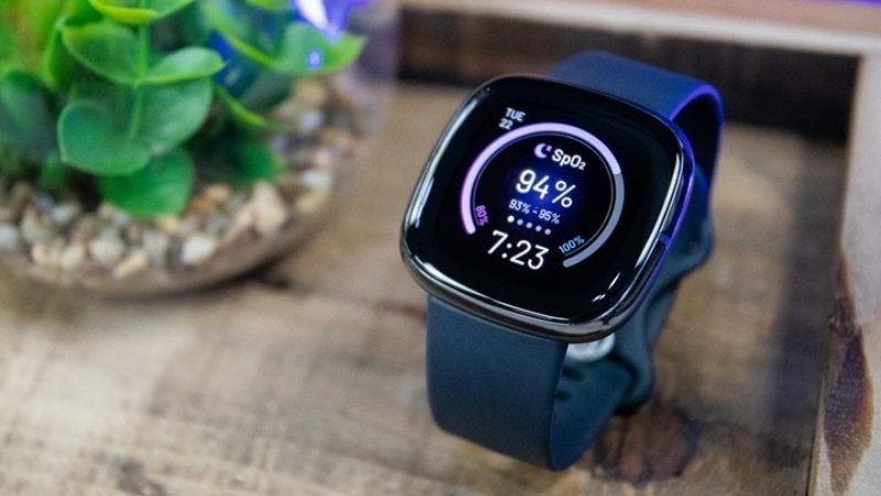 Fitbit Sense đại diện cho vẻ ngoài cao cấp và công nghệ tiên tiến trong dòng sản phẩm của Fitbit