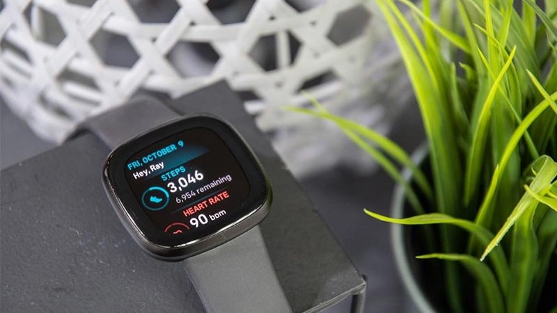 Fitbit Versa kết hợp giữa tính năng thông minh và sức khỏe, đặc biệt là trong phân khúc cao cấp