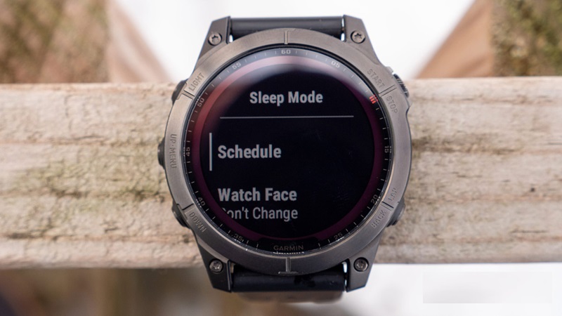 Các phiên bản của Garmin Fenix 7 Sapphire Solar cùng được trang bị sạc năng lượng mặt trời