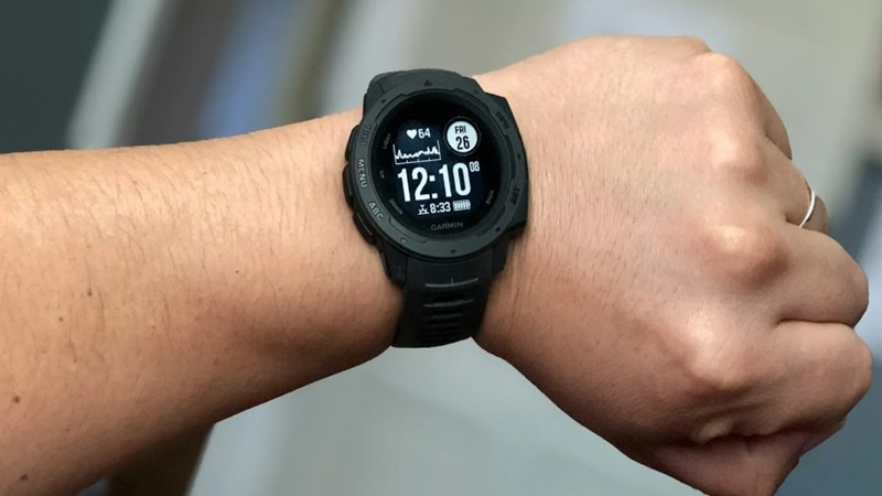 Tính năng đồng hồ thông minh giữa Garmin Instinct và Forerunner 945